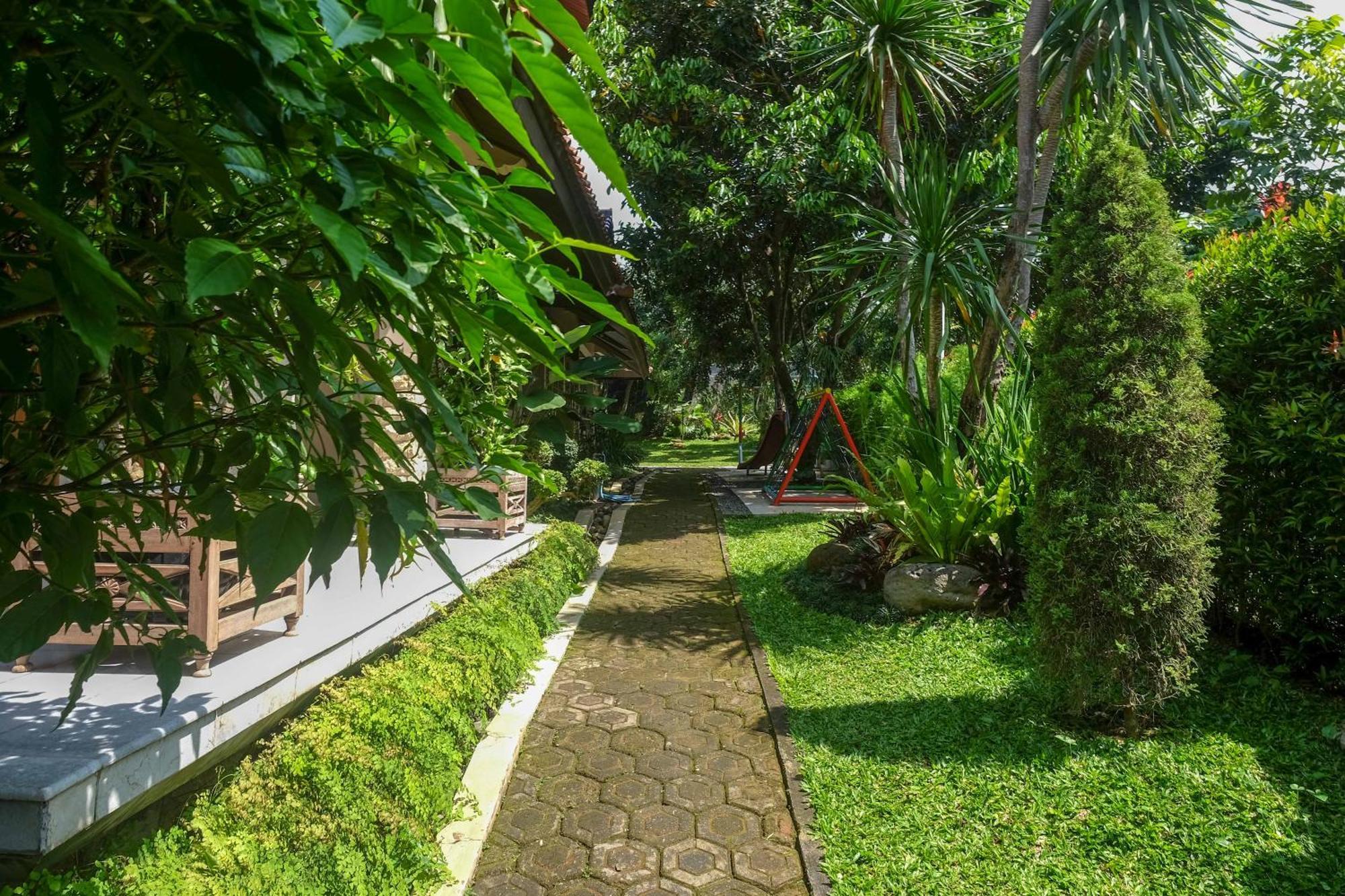 Sareh Villa By The Lavana Semarang Luaran gambar